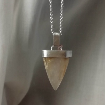 Colar com pendente em forma de flecha de pedra castanha clara com acabamento metálico prateado