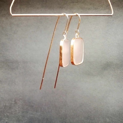 Brincos pendentes dourados com pedra branca opaca