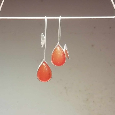 Brincos pendentes de prata com pedras laranja-avermelhadas em forma de gota