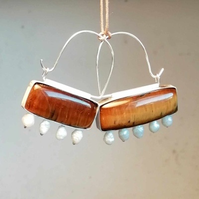 Brincos em prata com pedras castanhas e pérolas