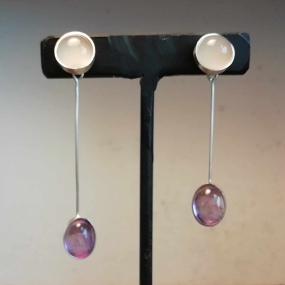 Brincos pendentes com pedra violeta e base branca