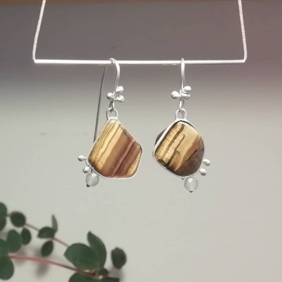 Brincos com pedras naturais castanho e bege em moldura prateada num fio branco