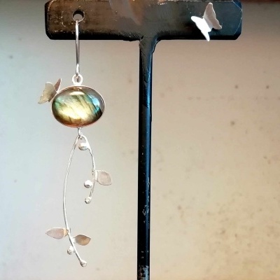 Brinco pendente com pedra iridescente em suporte preto