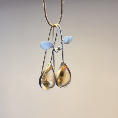 Brincos pendentes em prata com pedras âmbar em forma de lágrima e detalhes em forma de folhas