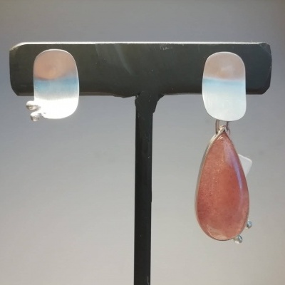 Brincos pendentes com base prateada e pedra vermelha em formato de gota