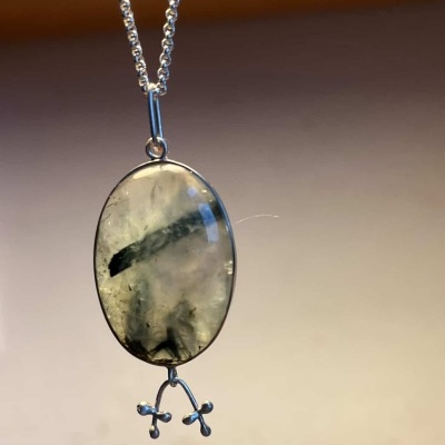 Colar com pendente oval de pedra cinza e corrente prateada