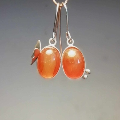 Brincos com pedras ovais laranja e armação metálica prateada