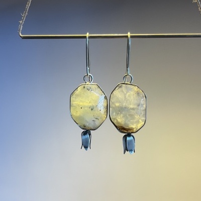 Brincos pendentes com pedras amarelas e detalhes metálicos azuis