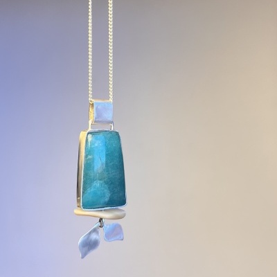 Colar com pendente em pedra azul e prata