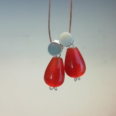 Brincos pendentes com base redonda prateada e gota vermelha