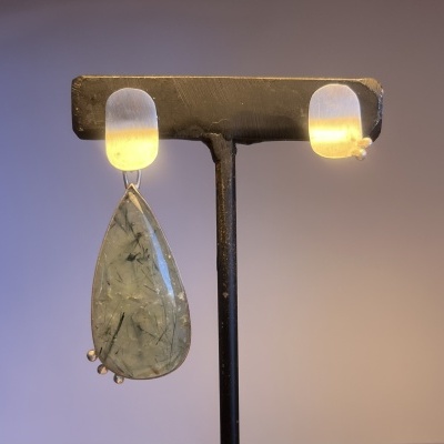 Par de brincos assimétricos prateados com pendente de pedra verde