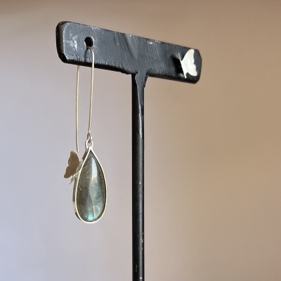 Brinco pendente com pedra azul esverdeada e suporte preto