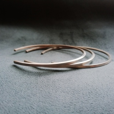 Argolas metálicas prateadas sobre superfície cinzenta