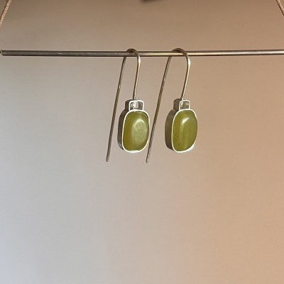 Brincos pendentes com pedras verdes e metal prateado