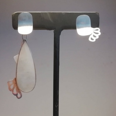 Brincos pendentes com base quadrada prateada e pendente branco perolado em formato de lágrima