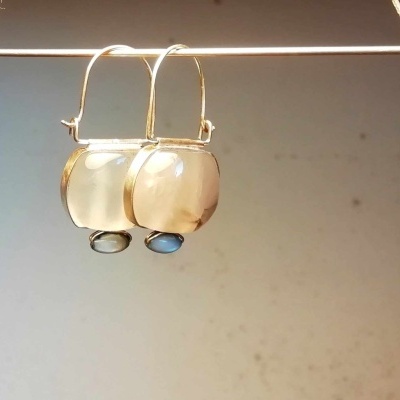 Brincos pendentes dourados com pedras bege e azul