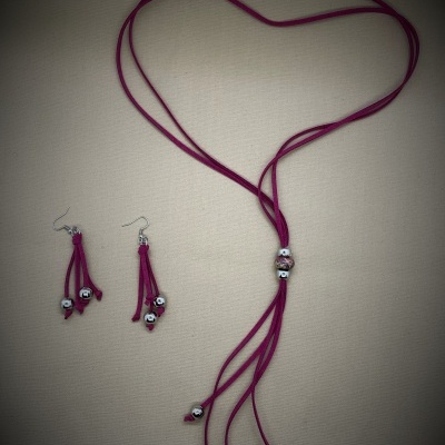 Conjunto de bijuteria com cordão vinho e contas metálicas prateadas em caveira