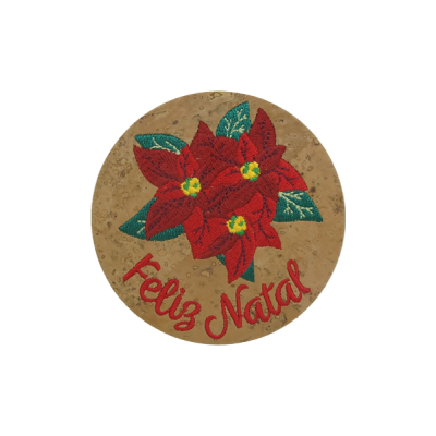 Base redonda em cortiça com flores vermelhas bordadas e texto Feliz Natal