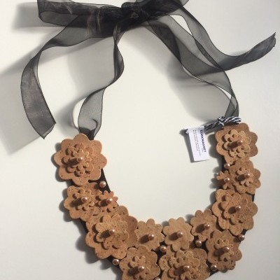 Colar de flores castanhas tipo cortiça com pérolas e fita preta transparente.