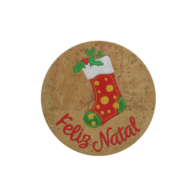 Rótulo redondo em cortiça com meia de Natal bordada e texto 'Feliz Natal'