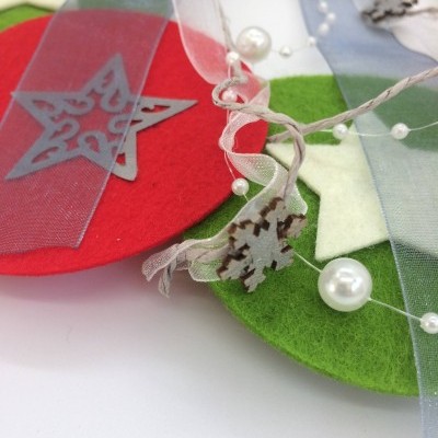 Peças decorativas de Natal em feltro, madeira, fita transparente e pérolas falsas