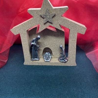 Presépio pequeno de madeira com figuras metálicas de Maria, José e o menino Jesus