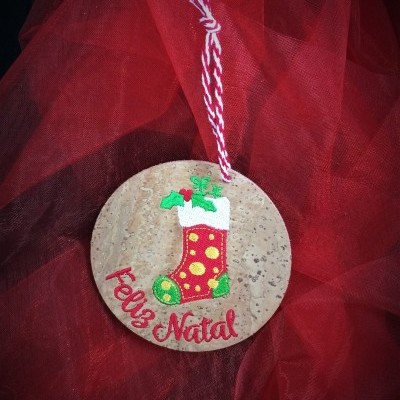Ornamento de Natal redondo em cortiça com meia bordada e texto Feliz Natal
