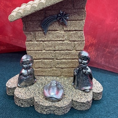 Presépio de Natal em cortiça e metal com figuras de Maria, José e Menino Jesus