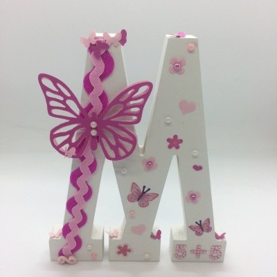 Letra decorativa A branca com borboletas e flores rosa