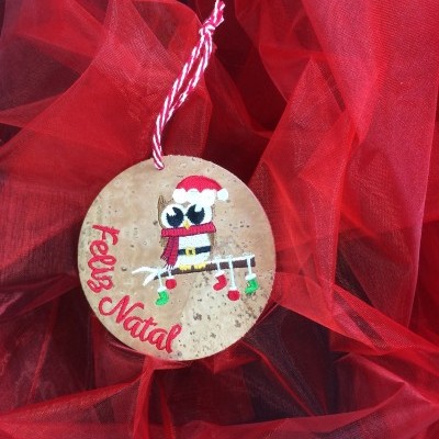 Etiqueta redonda de cortiça com coruja de Natal bordada e texto Feliz Natal