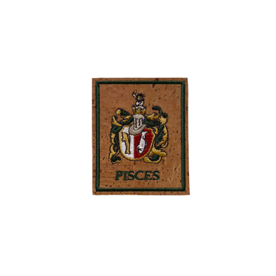 Etiqueta em cortiça com bordado do brasão e texto PISCES