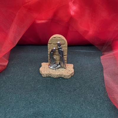 Miniatura de presépio em cerâmica com figuras de Maria, José e menino Jesus