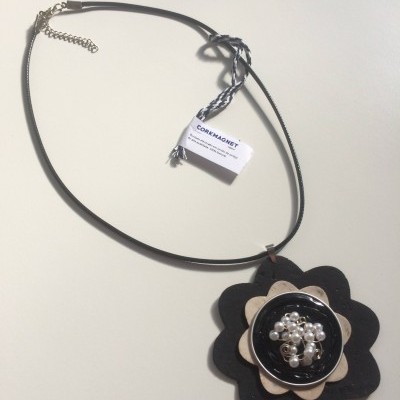 Colar com pendente floral em madeira e pérolas, cordão preto e etiqueta