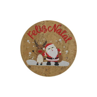 Base de cortiça redonda decorada com Pai Natal, rena e texto Feliz Natal.