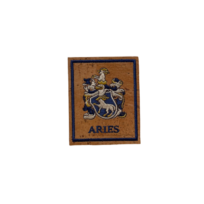 Emblema tecido castanho e azul com escudo heráldico e texto ARIES