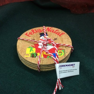 Ímanes redondos em cortiça com desenho de Natal e cordel vermelho e branco