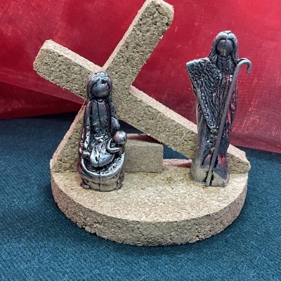 Presépio pequeno em cortiça com figuras metálicas do Menino Jesus e outra figura