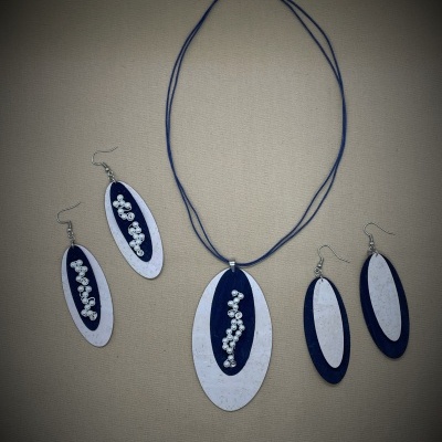 Conjunto de bijuteria com colar e brincos ovais azuis e brancos com detalhes prateados