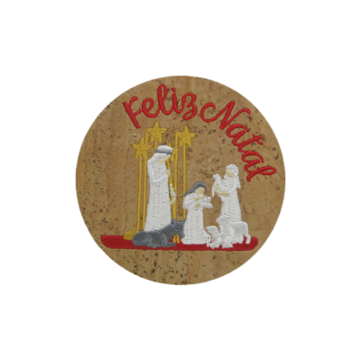Disco decorativo de cortiça com presépio e texto 'Feliz Natal' bordados