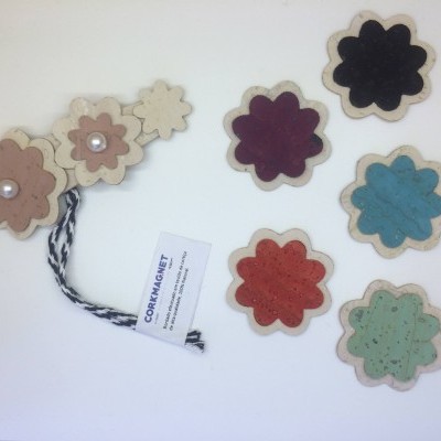 Etiquetas em forma de flor de cortiça coloridas com etiqueta em papel e fio preto e branco