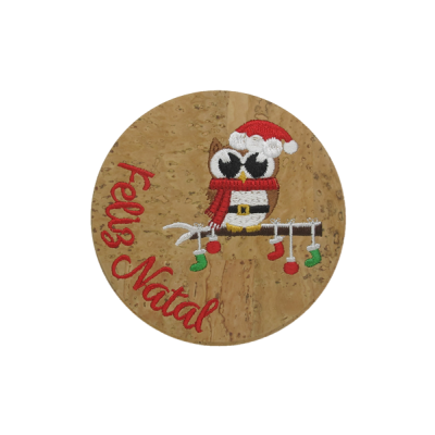 Base redonda de cortiça com bordado natalício de pássaro e texto 'Feliz Natal'