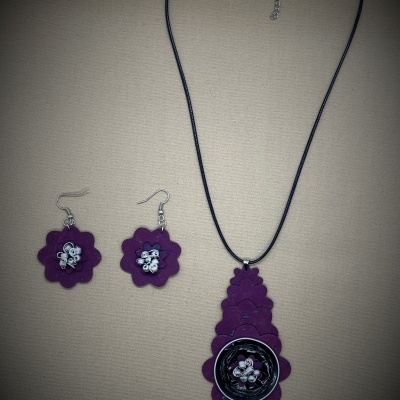 Conjunto de bijuteria com colar e brincos flor roxa e detalhes brancos e pretos