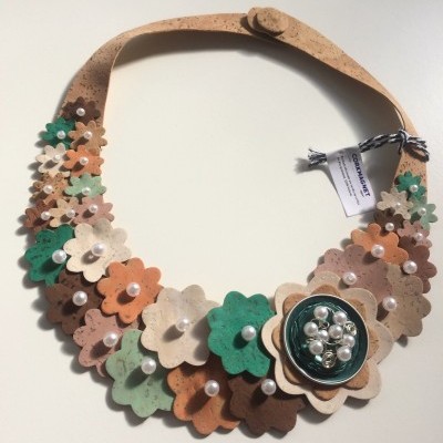 Colar colorido de flores em cortiça com pérolas sobre fundo branco