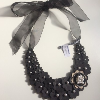 Colar de flores pretas em feltro com pérolas e laço de fita preta