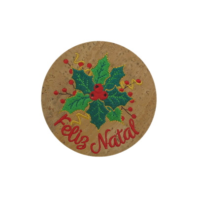 Base de cortiça redonda com bordado de folhas de azevinho, bagas e texto 'Feliz Natal'