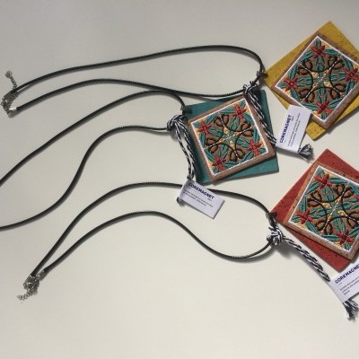 Colares com pendentes quadrados coloridos e cordões pretos