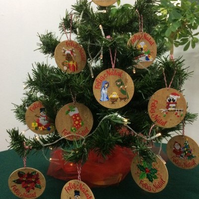 Árvore de Natal artificial com enfeites redondos de cortiça com texto 