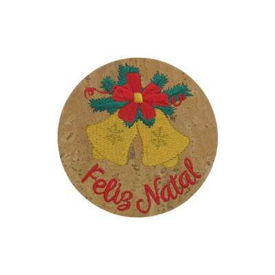 Íman redondo de cortiça com sinos amarelos, laço vermelho, folhas verdes e texto 'Feliz Natal'