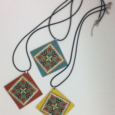Três colares com pendentes quadrados coloridos e padrões florais