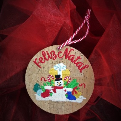 Etiqueta de cortiça redonda com boneco de neve bordado e texto 'Feliz Natal'